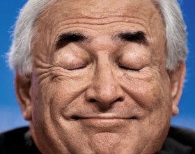 Dominique Strauss-Kahn został oskarżony o próbę gwałtu na pokojówce. Kobieta miała wejść do jego pokoju, sądząc, że jest pusty. Jak zeznała na policji, szef MFW wyszedł nago spod prysznica, po czym rzucił się na nią i usiłował ją zgwałcić.