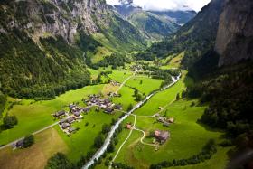 Dolina Lauterbrunnen w kantonie Berno. Uchodzi za jedną z najpiękniejszych dolin alpejskich, i to mimo niewielkich rozmiarów – ma raptem kilometr szerokości. Jest za to pięknie położona – między skałami i szczytami. Miejscowi doliczyli się tu aż 72 wodospadów. 300-metrowy Staubbach, najwyższy z nich, zachwyca m.in. tym, że pod wpływem ciepłych wiatrów rozpryskuje wodę na wszystkie strony. Co jeszcze w dolinie zachwyca, to kolorowe łąki, otoczone przez mieszkańców szczególną troską. Nikt nie poważyłby się niczego tu pobudować – ma być naturalnie. Jak to w Szwajcarii.