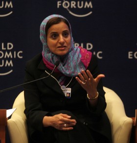 Szajla - chusta okrywająca głowę umocowana na ramionach (w razie potrzeby z użyciem spinki). Na zdjęciu Sheikha Lubna Al Qasimi, minister handlu zagranicznego Zjednoczonych Emiratów Arabskich w 2009 r.