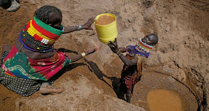 Kobiety z plemienia Turkana przy lokalnej studni w wiosce Lorengo w Kenii.