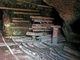 Różnych rozmiarów ołowiane rury, z których zbudowane były antyczne wodociągi w Rzymie i Ostii.