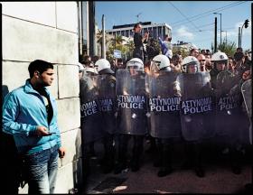 Na ulicach Aten stoją specjalnie przygotowane oddziały policji. Nawet najmniejsze zgromadzenie jest kontrolowane w obawie, by nie przerodziło się w zamieszki.