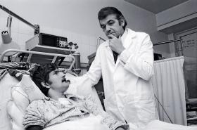 Zbigniew Religa z drugim pacjentem, u którego wraz z zespołem kliniki w Zabrzu dokonał przeszczepu serca, 1985 r.