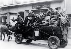 Żydzi w drodze do łódzkiego getta, 1940 r.
