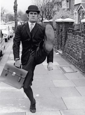 John Cleese w słynnym skeczu grupy Monty Pythona „Ministerstwo głupich kroków”.