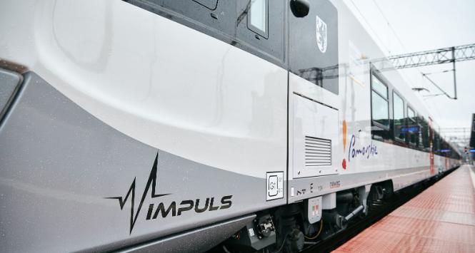 Jeden z pociągów Impuls 45WE firmy Newag obsługujący połączenia na terenie Pomorza dla przewoźnika Polregio