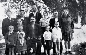 Zenon Sidor po przesiedleniu z rodziną w Wojęcinie, 1949 r. (z prawej w białym ubraniu, jego ojciec najwyższy z tyłu)