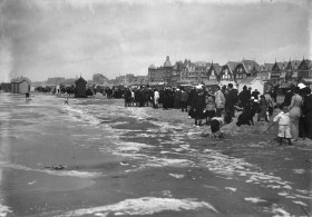 Plaża w nadmorskiej miejscowości Deauville, Francja około 1900 r.