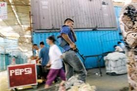 Bazar Dordoi to tysiące kontenerów, ułożonych piętrowo, a w nich sklepy.