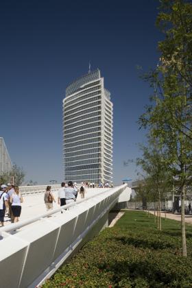 Saragossa – Wieża Wodna. Czyli Torre del Agua, przygotowana na Expo 2008 wedle projektu Enrique de Teresa. Zbudowana z betonu, szkła i stali, ma 76 metrów wysokości i dziś pełni najróżniejsze funkcje. Wewnątrz można obejrzeć wystawę „Woda dla życia”. Najpopularniejszym eksponatem jest zaś 21-metrowa rzeźba „Plusk”, nazywana także kroplą wody.