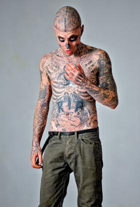 Zombie Boy, artysta i model, który wytatuował prawie całe swoje ciało, inspirując się wizerunkiem człowieka pozbawionego skóry.