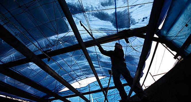 Zimą śnieg gromadzi się na plastikowym namiocie, wewnątrz którego trwa budowa statku. Namiot ten jest jedyną ochroną budowniczych przed niesprzyjającą pogodą, a praca trwa niezależnie od temperatury.