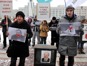Grudzień 2010. Demonstracja przed siedzibą białoruskiej telewizji o dostęp do mediów dla opozycji. Na lewym zdjęciu - Andriej Sannikau.