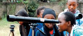 Fundacja Partners Polska współpracuje w Kenii z organizacją pozarządową Education Effect Africa. W ramach jednego z projektów uczniowie z biednej dzielnicy Nairobi prezentowali swoje dokonania z astronomii.