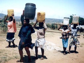 Dostarczanie wody z odległych źródeł to codzienne wyzwanie dla mieszkańców Afryki. Gliniane czy plastikowe naczynia - od wieków wyglądało to tak samo - zajęcie kobiet i dzieci.