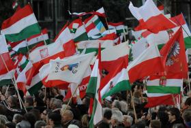 Przedstawiciele polskich środowisk prawicowych na Placu Koszuta w Budapeszcie podczas obchodów węgierskiego Święta Narodowego.