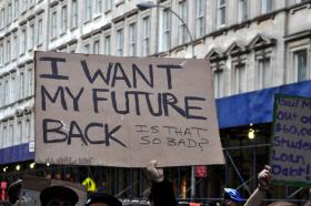 „Chcę z powrotem moją przyszłość, czy to źle?” jest jednym z haseł na manifestacji ruchu Okupujmy Wall Street.