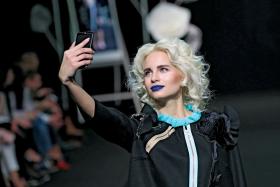 Na 14 mln postowanych na Instagramie zdjęć bez make-upu przypada 144 mln z makijażem – wylicza Katarzyna Gala-Zatorska.
