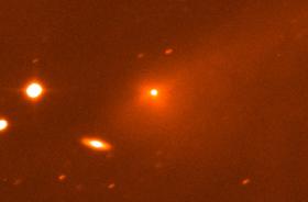 Widoczny w środkowej części świetlny punkt to kometa 67P/Czuriumow-Gierasimienko