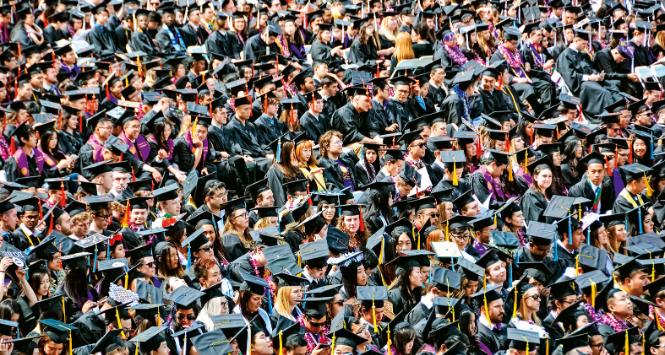 Co roku studia w USA zaczyna ok. 20 mln ludzi. Wielu z nich jest wyznawcami american dream, według którego dyplom uczelni jest przepustką do klasy średniej.