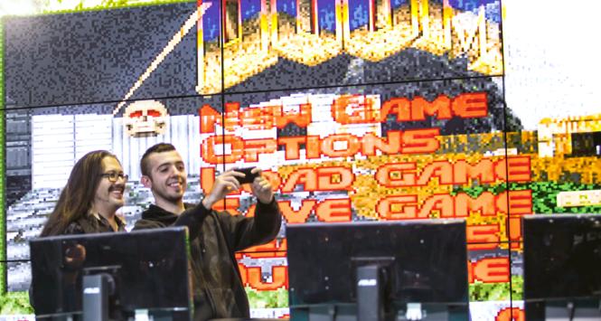 John Romero (po lewej) na tle oryginalnego menu gry „DOOM”, Milan Games Week, 2016 r.