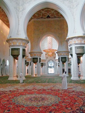 Największy dywan świata w wielkim meczecie szejka Zayeda