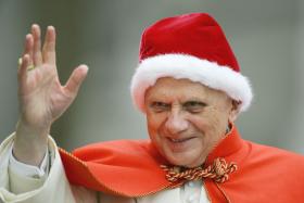 Benedykt XVI w tzw. camauro, który zakładali papieże w czasie świąt Bożego Narodzenia już w XVII w. Jan Paweł II nie kultywował tego zwyczaju.