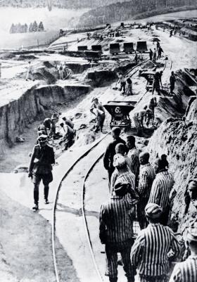 Więźniowie obozu koncentracyjnego Mauthausen podczas pracy, prawdopodobnie przy budowie drogi, początek 1940 r.