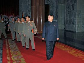 Kim Dzong Un w towarzystwie oficerów wojskowych przed złożeniem hołdu zmarłemu dyktatorowi - Kim Dzong Ilowi.