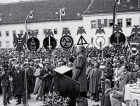 Kanclerz Kurt Schuschnigg podczas uroczystości poświęcenia pomnika ku czci kanclerza Dollfussa, 1935 r.