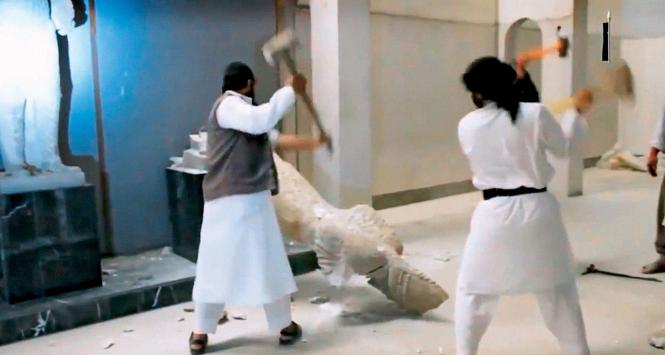 Zniszczyć i zarobić: bojownicy Państwa Islamskiego nagrywali filmy pokazujące, jak niszczą zabytki w muzeum w irackim w Mosulu.