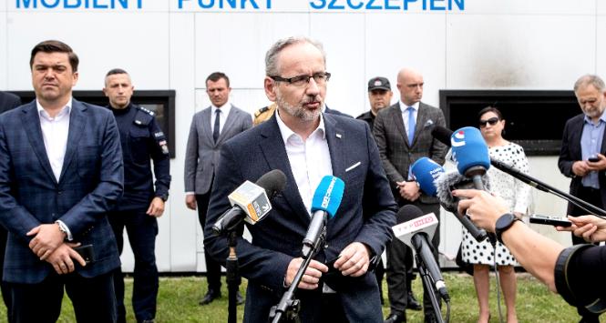Minister Adam Niedzielski koło podpalonego punktu szczepień w Zamościu