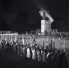 Rocznicowy apel poległych pod pomnikiem Bohaterów Warszawy (Warszawska Nike), 1 sierpnia 1979 r. Nie było jeszcze pomnika Powstania Warszawskiego (brak zgody władz na budowę).