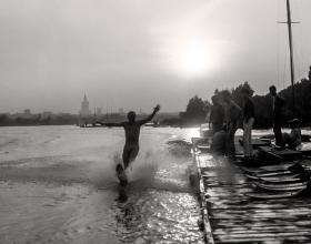 Narciarz wodny na Wiśle, w głębi panorama Śródmieścia. Narty wodne były wtedy niezwykle modnym sportem.