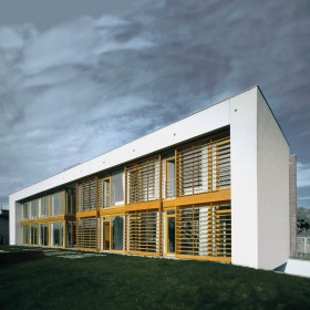 Dom Jednorodzinny w Bytomiu (Archistudio, 1999). Jedna z pionierskich prac, ujawniająca wszystko to, co w śląskiej szkole architektury najciekawsze: prostotę form, funkcjonalność, wygodę, industrialne cytaty, otwarcie na naturę.