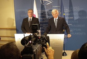 Jego rozmówcami w Brukseli byli m.in.: przewodniczący Parlamentu Europejskiego Jerzy Buzek...