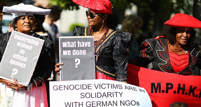 Demonstracja ws. ludobójstwa wobec ludów Herero i Nama w Namibii w latach 1904–08, Berlin, sierpień 2018 r.