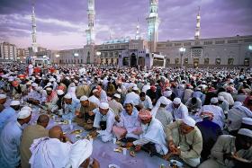 Ramadan w Arabii Saudyjskiej. Po zachodzie słońca wielki wspólny posiłek w meczecie Proroka w Medinie.