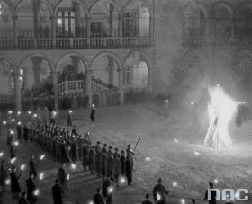 1939 r. - nad Polską zapadła noc. W grudniu na dziedzińcu zamkniętego zamku wawelskiego okupanci obchodzą „pragermańskie” święto przesilenia nocy.