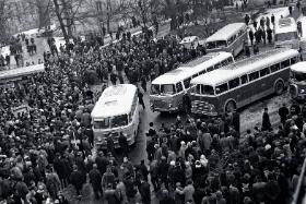 Autokary z tzw. aktywem robotniczym do rozpędzania wiecu na UW, 8 marca 1968 r.