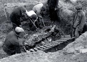 Fotografia niemiecka z 1943 r., wykonana podczas ekshumacji w Katyniu.