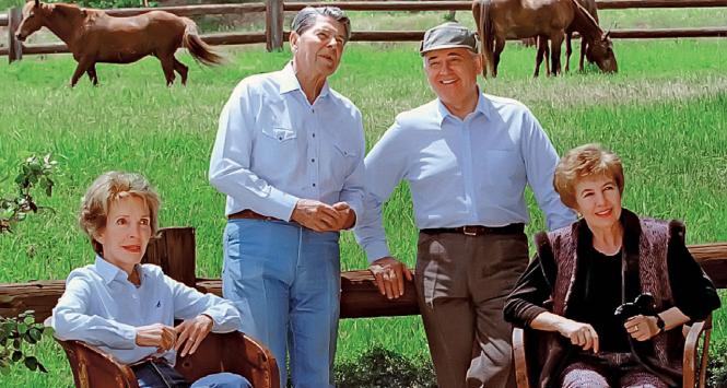 Z żoną Raisą na ranczu Nancy i Ronalda Reaganów w Santa Ynez, 1992 r.