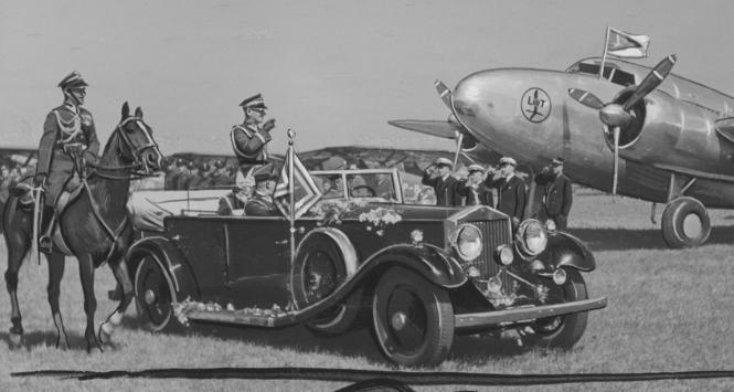 W samochodzie stoi marszałek Edward Rydz-Śmigły, 1938 r.