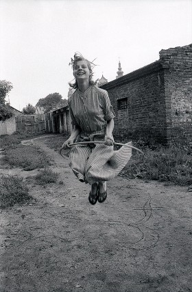 HULA-HOOP wkroczyło do Polski pod koniec lat 50. XX w. Dziewczynka sfotografowana w czerwcu 1981 r. Biała Podlaska.