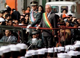 Hugo Banzer w Boliwii, zanim ogłosił się szefem junty, również był zawodowym wojskowym.