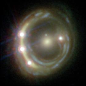 Zespół kierowany przez Sherry Suyu  zbadał tak naprawdę kilka kwazarów. Na zdjęciu soczewkowany kwazar RXJ1131-1231. Wszystkie świetlne punkty wokół centrum to jeden i ten sam obiekt.