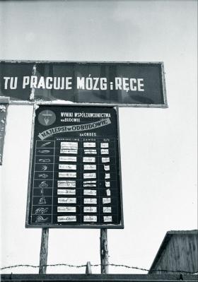 Język w służbie pracy. Tablica przodowników w budownictwie. Fotografia z 1950 r.