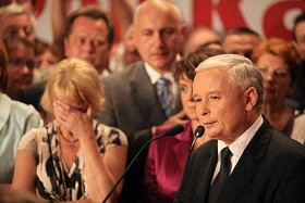 Płacz i zgrzytanie zębów? Jolanta Szczypińska, wierna (polityczna) towarzyszka prezesa PiS próbuje zapanować nad emocjami. Pan Jarosław - niewzruszony.
