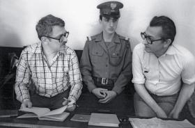 Romuald Szeremietiew (z lewej) i Leszek Moczulski (z prawej) podczas procesu przywódców Konfederacji Polski Niepodległej (KPN) przed Sądem Warszawskiego Okręgu Wojskowego w 1982 r.