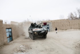 Wjeżdżamy Rosomakiem do jednej z afgańskich wiosek w pobliżu bazy Ghazni.